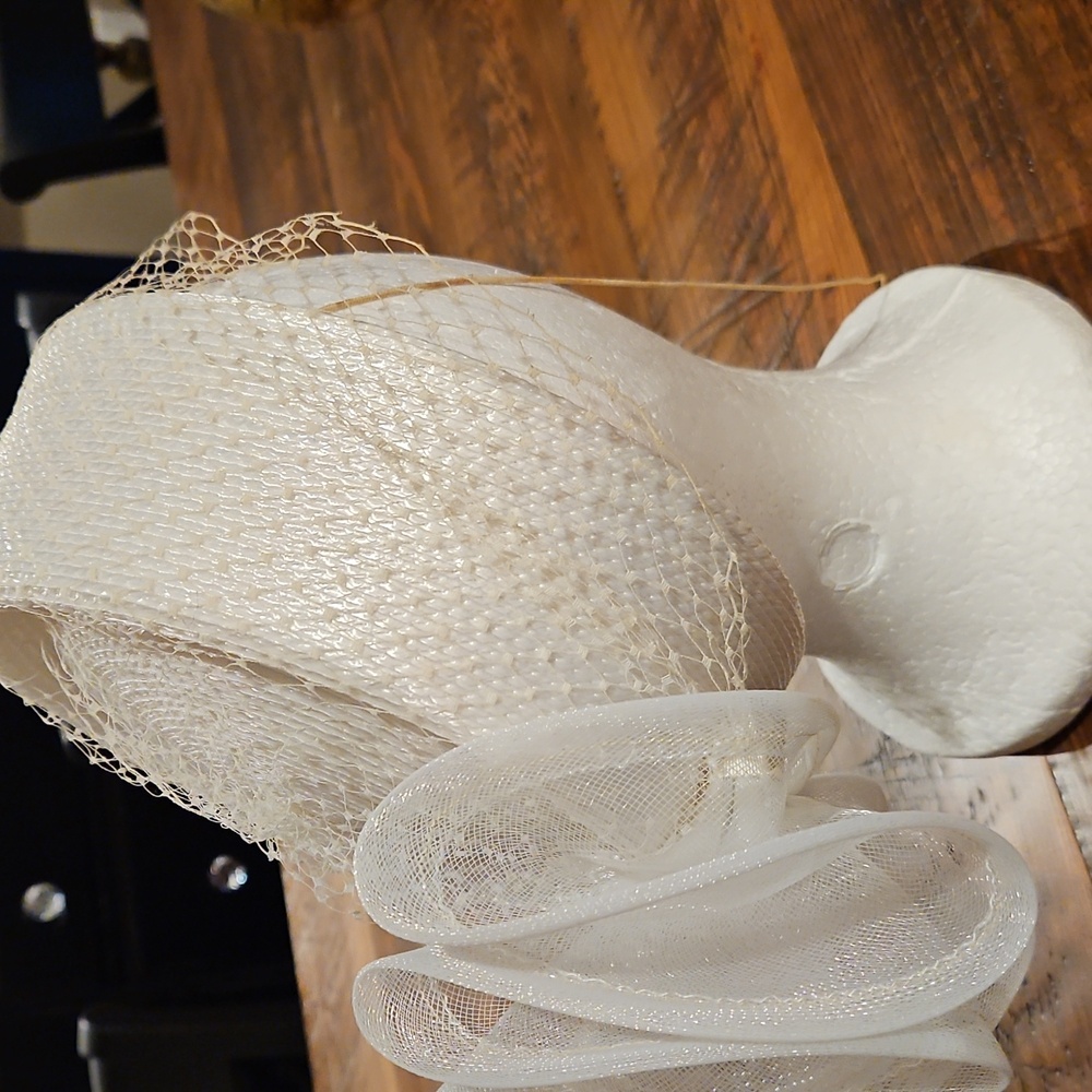 BEAUTIFUL VINTAGE CAPRICE HAT WITH BOW AND VEIL AND A STICK PIN. - Picture 5 of 10
